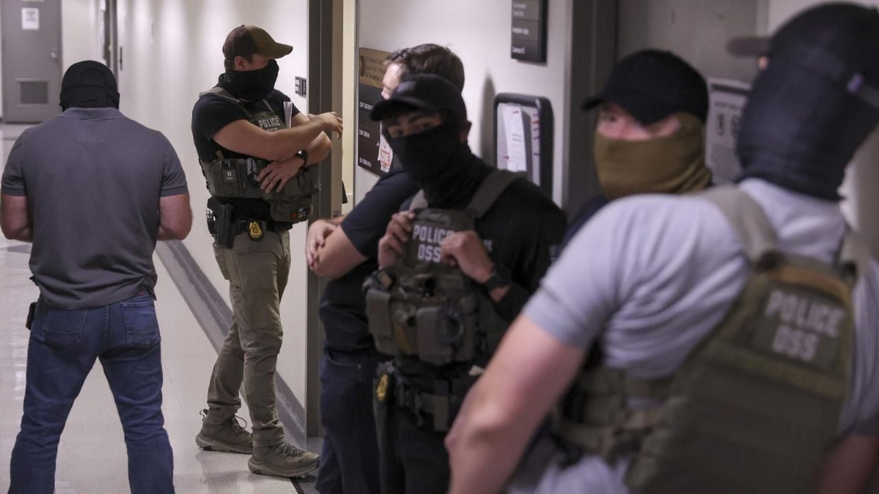 Despiden a agente de ICE tras incidente violento contra mujer migrante en centro de detención de Nueva York