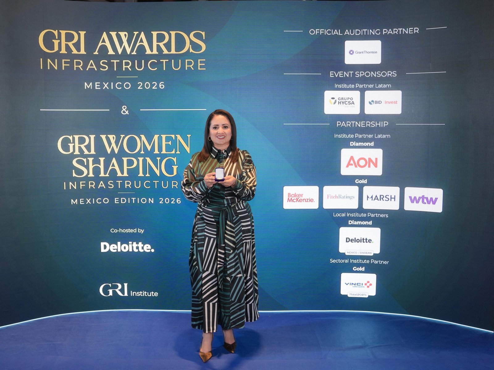 Premian a Gladyz Butanda Macías en GRI Woman Shaping Infrastructure