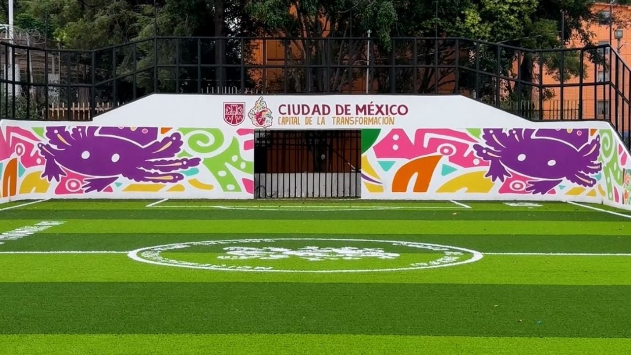 Inversión en remodelación de canchas de fútbol genera polémica en la CDMX