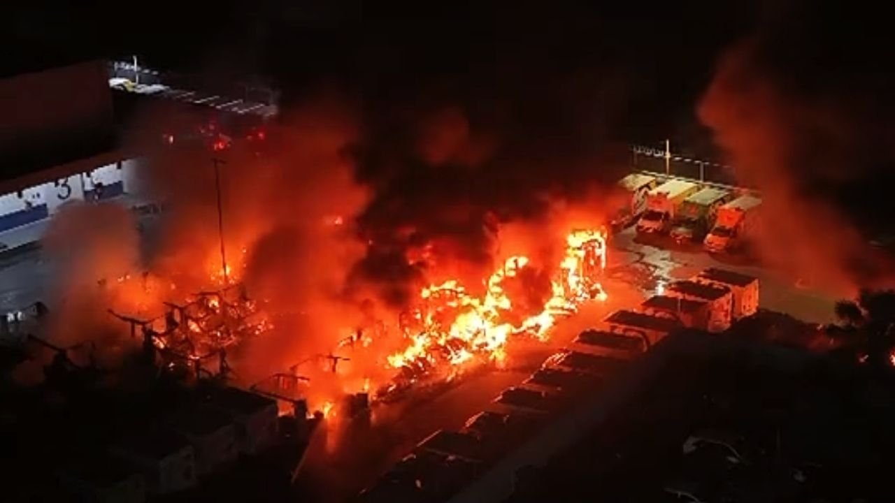 Incendio en instalaciones de PepsiCo en Matamoros provoca destrucción de vehículos de reparto