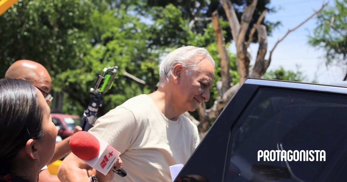 Víctor Rodríguez Padilla sale en silencio del penal de Morelos tras ganar libertad en caso de violencia familiar
