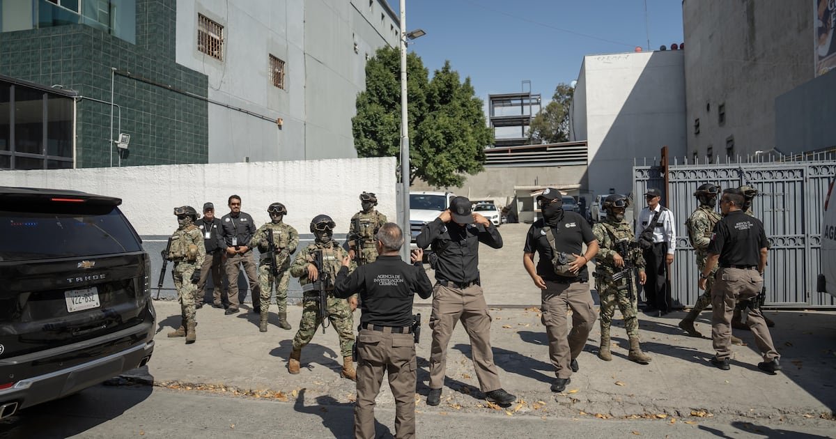 Traslado a la Ciudad de México del exgobernador de Baja California por presunta red de contrabando