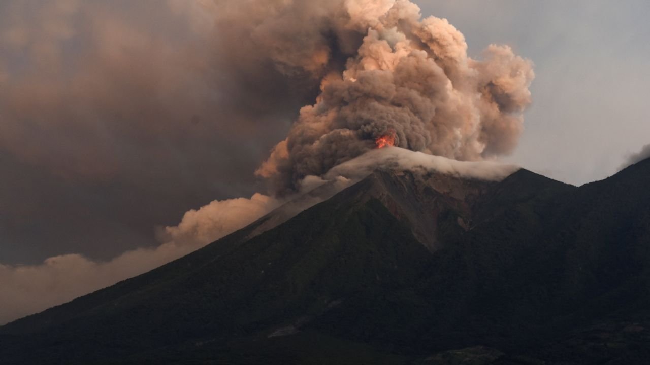 Evacuan comunidades en Guatemala por intensa erupción del Volcán de Fuego que lanza lava y cenizas