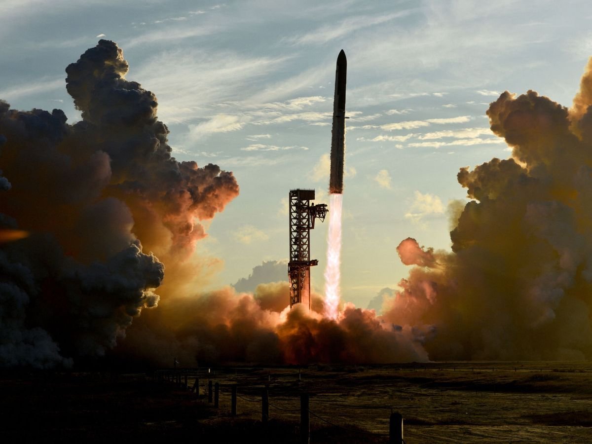La Starship de SpaceX logra su primer vuelo orbital y despliega 26 satélites Starlink antes de amerizar en el Pacífico