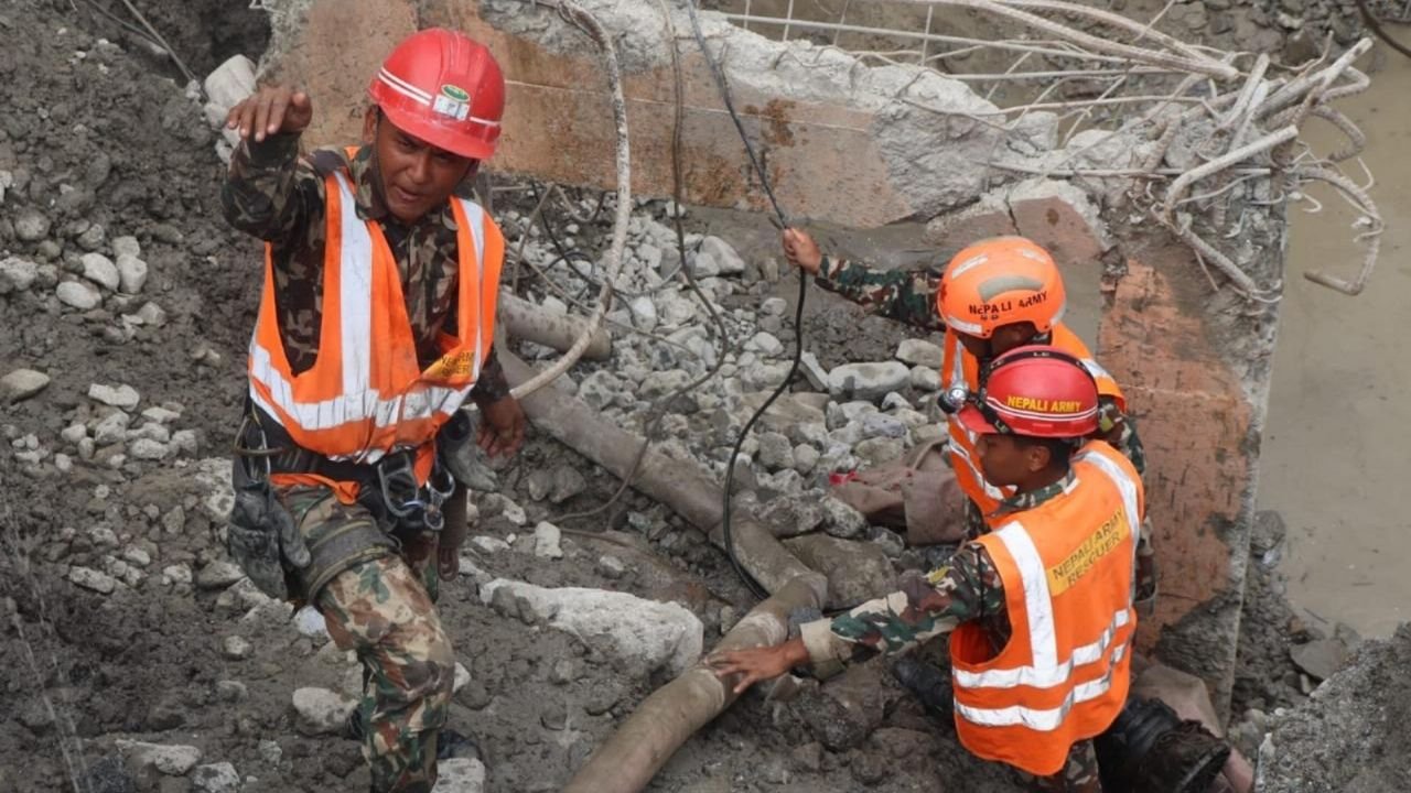 Nepal intensifica búsqueda de trabajadores hidroeléctricos desaparecidos tras devastadoras riadas